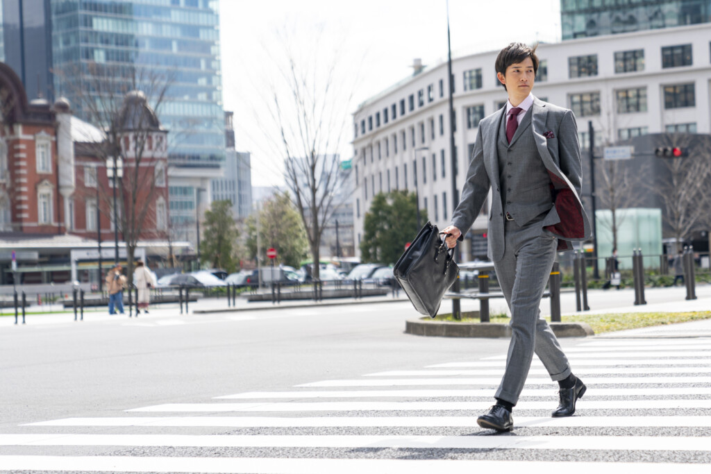 スーツをかっこよく着たいなら 股下の長さが重要 自分のベストなデザインを見つけよう