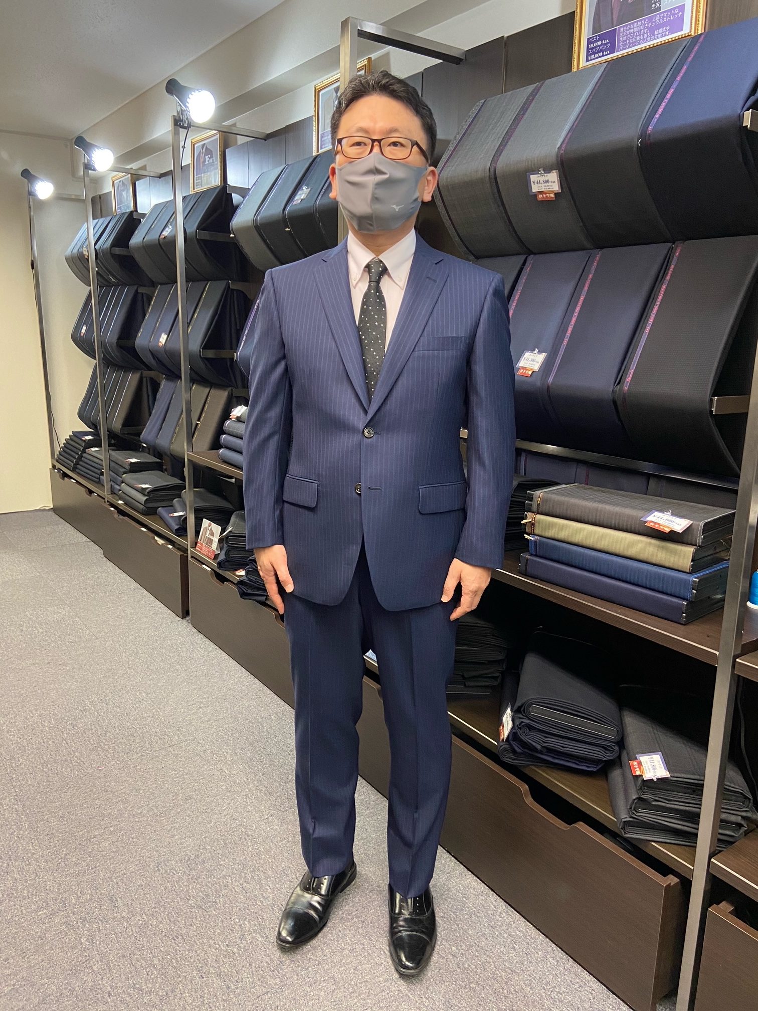 ベーシックな紺ストライプでビジネススーツを-大阪梅田店スーツ 